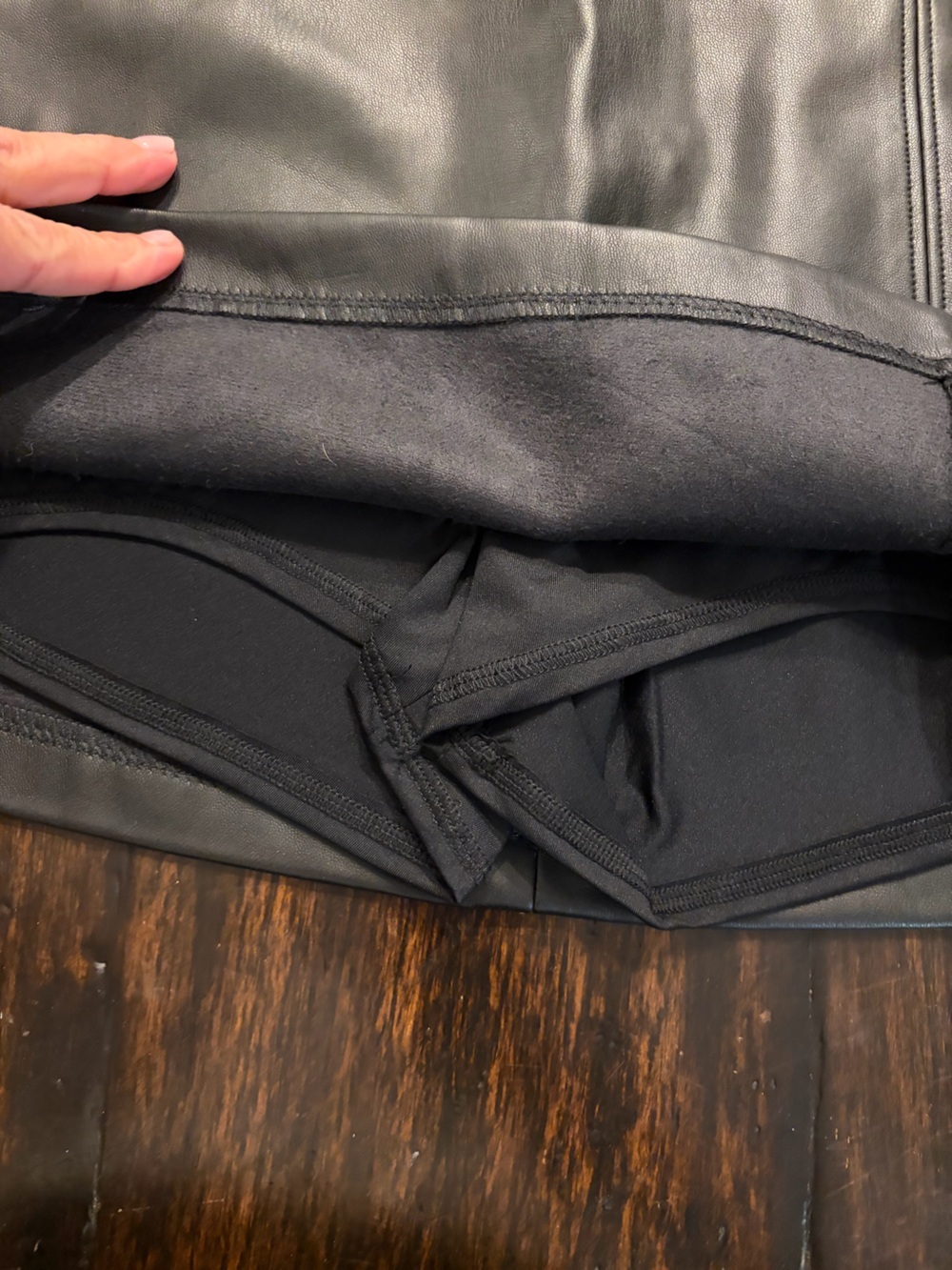 NWT ✨ Hollister Black Faux Leather Mini Skirt with Front Slit women’s size XS - Picture 3 of 8